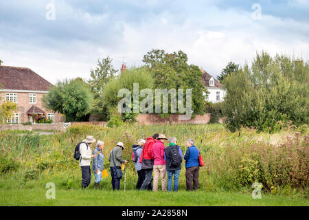 Un gruppo a piedi dalla pausa lo stagno del villaggio di Frampton-on-Severn, GLOUCESTERSHIRE REGNO UNITO Foto Stock