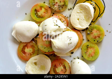 Il cibo italiano: pomodoro e mozzarella di bufala insalata caprese Foto Stock