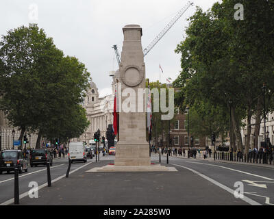 LONDON, Regno Unito - CIRCA NEL SETTEMBRE 2019: Il cenotafio memoriale di guerra per commemorare i morti di tutte le guerre Foto Stock