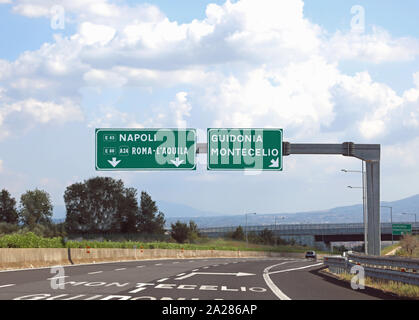 Svincolo Autostrada senza auto e il traffico italiano segnale vicino a Roma e la città di Napoli Foto Stock