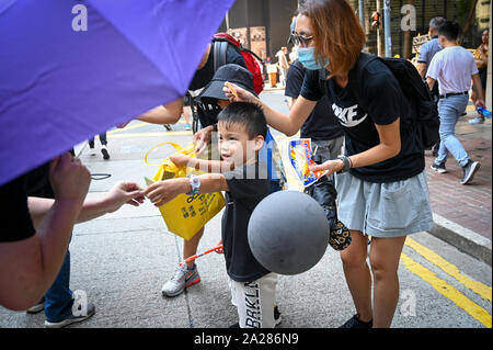 Hong Kong, Hong Kong SAR. 01 ott 2019. Una famiglia mani carta ripiegata colombe, simbolo di pace, durante una manifestazione di protesta nel rally di Hong Kong il 1 ottobre 2019. Foto di Thomas Maresca/UPI Credito: UPI/Alamy Live News Foto Stock