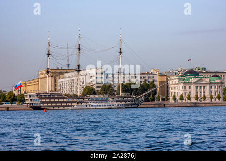 Fregat Blagodat un ristorante galleggiante sul fiume Neva, San Pietroburgo, Russia. Foto Stock