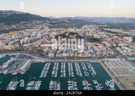La città di Denia vista dall'aereo al tramonto Foto Stock
