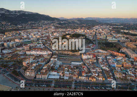 La città di Denia vista dall'aereo al tramonto Foto Stock