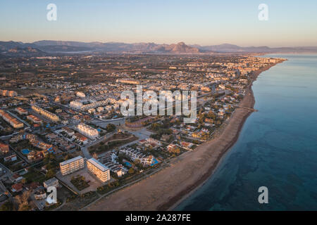 La città di Denia vista dall'aereo al tramonto Foto Stock