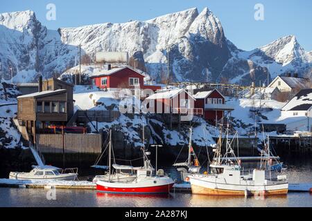 Little Bay in inverno sulle isole Lofoten. navi e rorbu. Norvegia Foto Stock