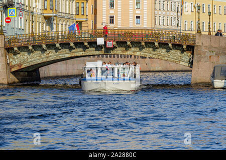 Le imbarcazioni da diporto che trasportano i turisti sul fiume Moyka durante la mattina, St Petersbugh, Russia. Foto Stock