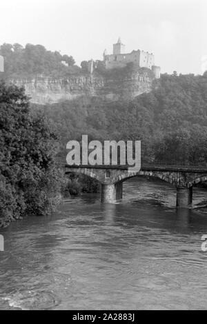 Etwa 85 Meter über der Saale liegt die Rudelsburg oberhalb der Orstchaft Saaleck im Burgenlandkreis, Deutschland 1950. Nearkly 85 metri oltre il fiume Saale è Rudelsburg castello, Germania 1950. Foto Stock