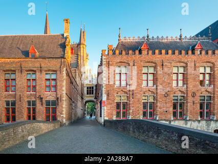 Belgio Fiandre Occidentali (Vlaanderen), Bruges (Brugge). Brugse Vrije ed edifici lungo il canal Groenerei al crepuscolo. Foto Stock