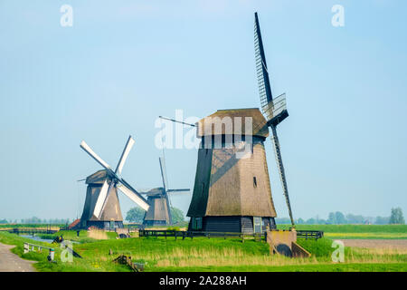 Mulini a vento sui polder vicino al villaggio di Schermerhorn, North Holland, Paesi Bassi Foto Stock