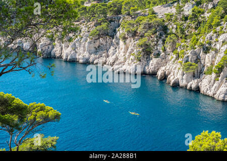 Kayakers paddling attraverso acque blu delle calanque de Port-Pin, Cassis, Bouches-du-Rhône, Provence-Alpes-Côte d'Azur, in Francia Foto Stock