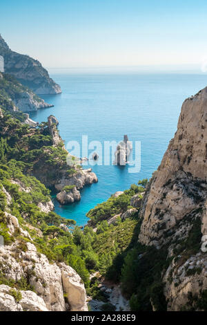 Paesaggio mediterraneo a Calanque de Sugiton, Parc National des Calanques, Bouches-du-Rhône, Provence-Alpes-Côte d'Azur, in Francia Foto Stock
