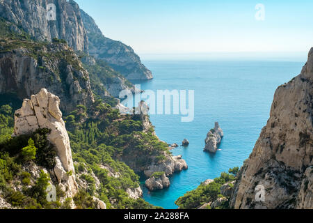 Paesaggio mediterraneo a Calanque de Sugiton, Parc National des Calanques, Bouches-du-Rhône, Provence-Alpes-Côte d'Azur, in Francia Foto Stock