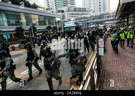 Hong Kong, Cina. 01 ott 2019. La polizia antisommossa spingendo in avanti con un cannone ad acqua durante la dimostrazione.entrando nel XVIII Settimana di disordini civili, i manifestanti hanno marciato sulla mattina di Cina della giornata nazionale che celebra il settantesimo anniversario della Repubblica popolare di Cina di quest'anno. Manifestanti hanno intonato slogan e ha continuato a chiedere per le cinque richieste che devono essere soddisfatte. I dimostranti si sono scontrati con la polizia e sono stati colpiti con gas lacrimogeni e pallottole di gomma e acqua di cannoni e infine molti sono stati arrestati. Credito: SOPA Immagini limitata/Alamy Live News Foto Stock