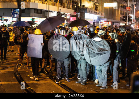 Hong Kong, Cina. 01 ott 2019. I manifestanti stessi di schermatura in formazione, durante la dimostrazione.entrando nel XVIII Settimana di disordini civili, i manifestanti hanno marciato sulla mattina di Cina della giornata nazionale che celebra il settantesimo anniversario della Repubblica popolare di Cina di quest'anno. Manifestanti hanno intonato slogan e ha continuato a chiedere per le cinque richieste che devono essere soddisfatte. I dimostranti si sono scontrati con la polizia e sono stati colpiti con gas lacrimogeni e pallottole di gomma e acqua di cannoni e infine molti sono stati arrestati. Credito: SOPA Immagini limitata/Alamy Live News Foto Stock