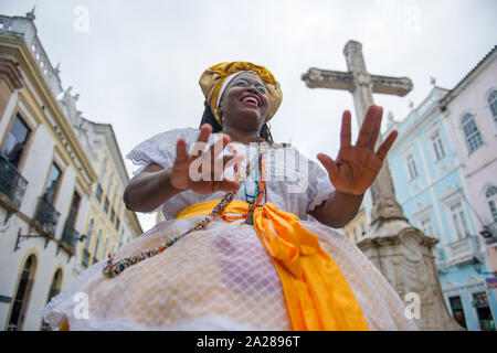 Tipica baiana nel Pelourinho, storico quartiere di Salvador Foto Stock