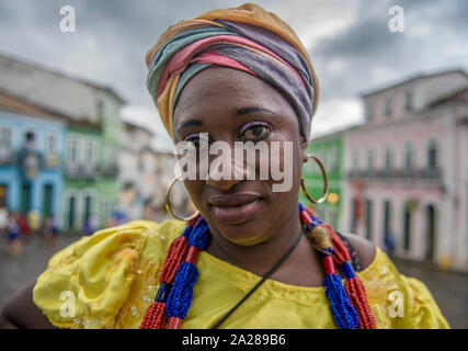 Tipica Baiana nel Pelourinho, storico quartiere di Salvador Foto Stock