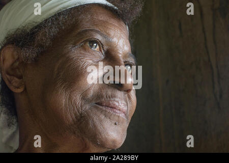 Senior donna afro-brasiliana dal nord di Minas Gerais, sorridente Foto Stock