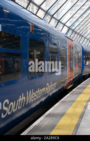 South Western con il treno alla stazione di Waterloo Foto Stock