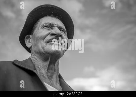 Nord-est brasiliano cowboy guardando lontano Foto Stock