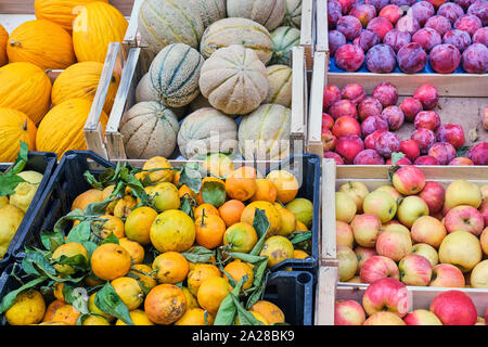 Frutta fresca per la vendita in un mercato di napoli, Italia Foto Stock