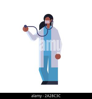 Donne medico cardiologo esame paziente con uno stetoscopio medicina concetto sanitario ospedale clinica medica lavoratore in maschera e mantello bianco pieno Illustrazione Vettoriale