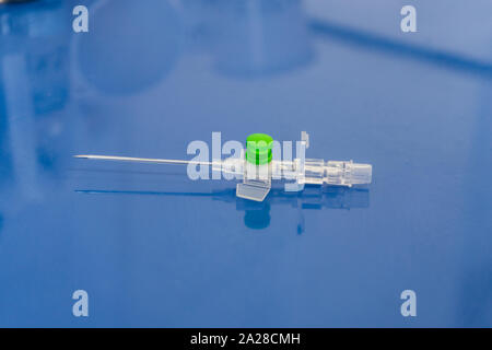 Venoso periferico catetere collocato sulla terapia carrello in infermeria dell'ospedale Foto Stock
