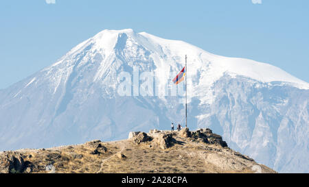 Il monte Ararat e bandiera armena, Khor Virap, Armenia Foto Stock