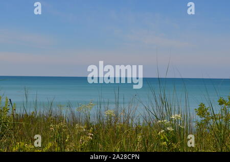 Estate in Indiana: Lago Michigan Shoreline lungo l'Indiana Dunes National Park con Chicago Skyline in lontananza Foto Stock