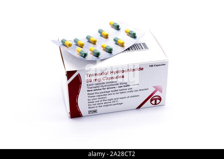Fotografia di una scatola di 100 capsule Tramadol Hydrochloride 50 mg con una confezione blister sulla parte superiore della scatola. Sfondo bianco. REGNO UNITO Foto Stock