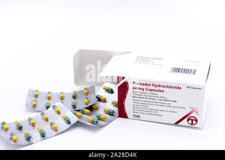 Fotografia della scatola delle capsule Tramadol Hydrochloride da 50 mg e delle confezioni blister su sfondo bianco. REGNO UNITO Foto Stock