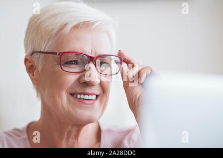 Senior business donna godendo della sua nuova bellissima eyewear Foto Stock