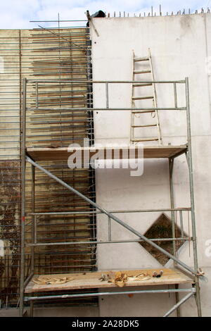 Scala sulla piattaforma superiore su una impalcatura Foto Stock