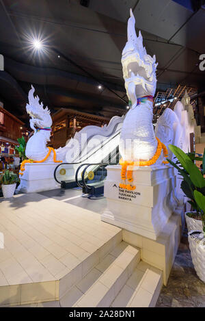 Bangkok, Tailandia - 17 Sep, 2019 : grande serpente statua in Escalator di icona SIAM shopping centre Foto Stock
