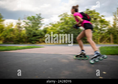 Una donna di pattinaggio di velocità alta. Foto Stock