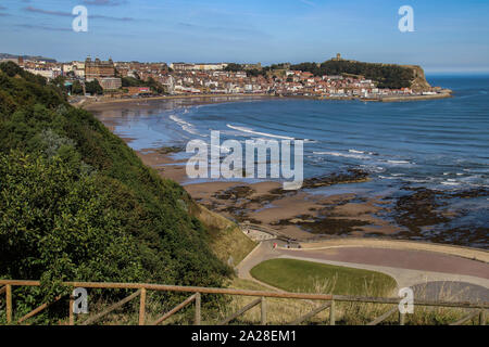 Scarborough. Regno Unito. 09.19.19. Le rovine del Castello di Scarborough sul promontorio sopra la localit balneare di Scarborough sulla North Yorkshire Foto Stock