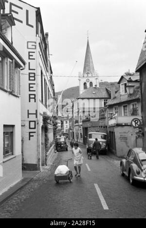 'Hotel Gelber Hof' mit der evangelischen Kirche San Pietro an der Blücherstrasse in Bacharach, Deutschland 1968. 'Hotel Gelber Hof' e protestante della Chiesa san Pietro sul Bluecherstrasse street a Bacharach, Germania 1968 Foto Stock