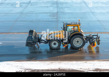 Spalaneve macchina speciale per la rimozione della neve pulisce la strada Foto Stock