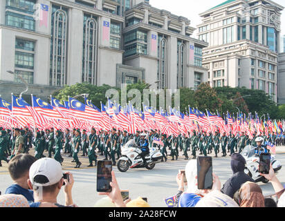 31 Agosto 2019: malese armati contingente forzata marciando al 62o giorno di indipendenza o Merdeka Day celebrazione della Malesia in Putrajaya. Foto Stock