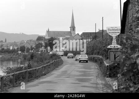 Blick auf die Mosel bei Kröv mit der Pfarrkirche Sankt Remigius, Deutschland 1968. Vista sul fiume Moselle a Kroev con la Santa Chiesa Remigius, Germania 1968. Foto Stock