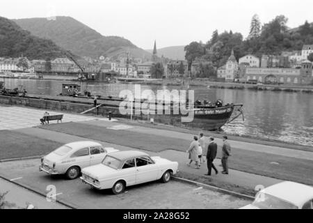 Blick auf die Mosel bei Kröv mit der Pfarrkirche Sankt Remigius, Deutschland 1968. Vista sul fiume Moselle a Kroev con la Santa Chiesa Remigius, Germania 1968. Foto Stock