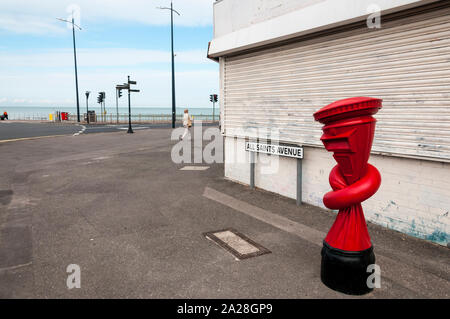 Alphabetti Spaghetti da Alex Chinneck consiste di una serie di pillarboxes annodati a Londra, Margate & Sheffield. Viene mostrato l'esempio in Margate. Foto Stock