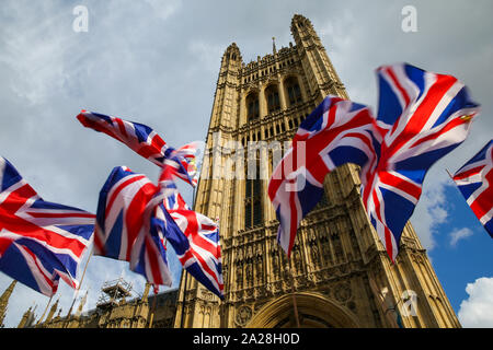 Londra, Regno Unito. 01 ott 2019. Unione Jack bandiere svolazzanti fuori casa del parlamento di Westminster.Il Primo Ministro britannico Boris Johnson è pronta a rivelare il suo ultimo piano Brexit ai leader europei con meno di un mese per andare prima del Regno Unito lascia la UE. Credito: SOPA Immagini limitata/Alamy Live News Foto Stock