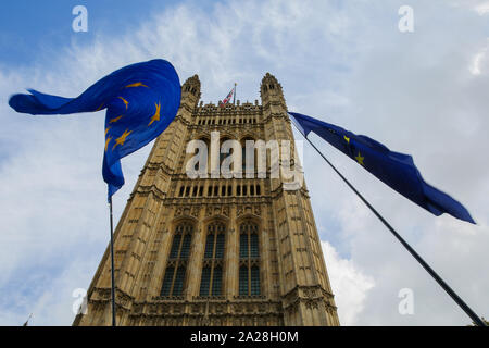 Londra, Regno Unito. 01 ott 2019. Bandiere europee sono visti svolazzanti fuori casa del parlamento di Westminster. Il Primo Ministro britannico Boris Johnson è pronta a rivelare il suo ultimo piano Brexit ai leader europei con meno di un mese per andare prima del Regno Unito lascia la UE. Credito: SOPA Immagini limitata/Alamy Live News Foto Stock