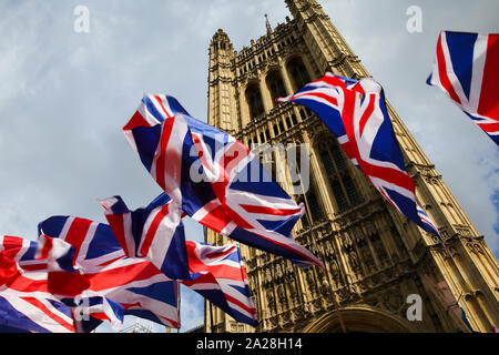 Londra, Regno Unito. 01 ott 2019. Unione Jack bandiere svolazzanti fuori casa del parlamento di Westminster.Il Primo Ministro britannico Boris Johnson è pronta a rivelare il suo ultimo piano Brexit ai leader europei con meno di un mese per andare prima del Regno Unito lascia la UE. Credito: SOPA Immagini limitata/Alamy Live News Foto Stock