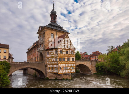 Bamberg cityscape con la medievale Altes Rathaus (antico municipio) e il ponte di pietra sul fiume Regnitz, Baviera, Germania, Europa. Bamberg è uno o Foto Stock