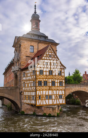 Medieval Altes Rathaus (antico municipio) sull isola presso il fiume Regnitz, Bamberg, Baviera, Germania, Europa. Bamberg è uno dei più popolari destin di viaggio Foto Stock