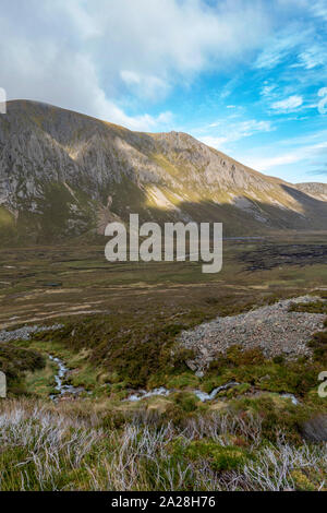Glen Einich rotta nel Parco Nazionale di Cairngorms portando a Loch Eanaich Loch Einich Foto Stock