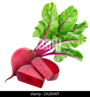 La barbabietola rossa isolato su sfondo bianco con percorso di clipping, una intera e tagliare le barbabietole con foglie Foto Stock