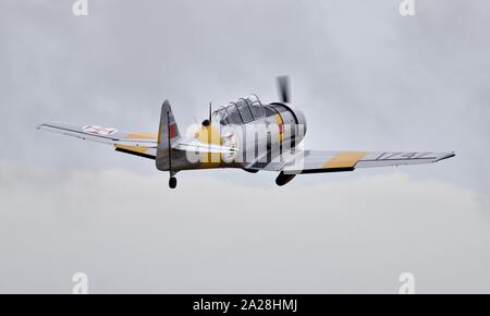 North American Harvard IV (G-BGPB) airborne all'IWM Duxford, Battaglia di Gran Bretagna su airshow il 22 settembre 2019 Foto Stock